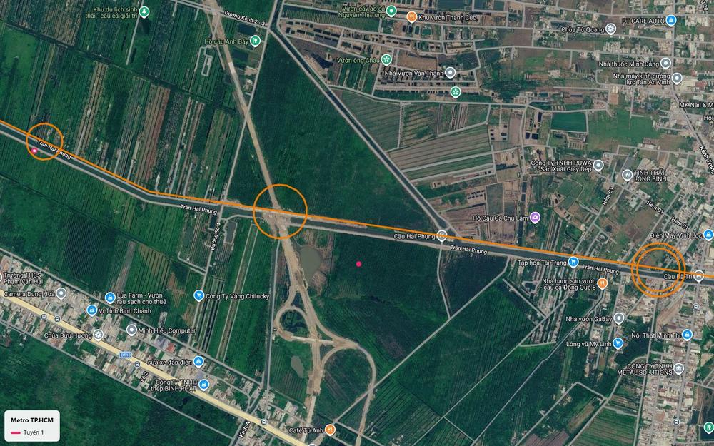 Tuyến metro số 1 TP.HCM tại khu cầu Hải Phụng, cạnh nút giao vành đai dạng hoa thị đang thi công giữa vùng đất trống